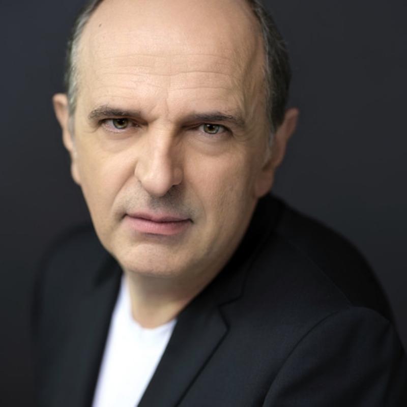 Divers artistes de musique française connue se produisant sur scène à l'étranger